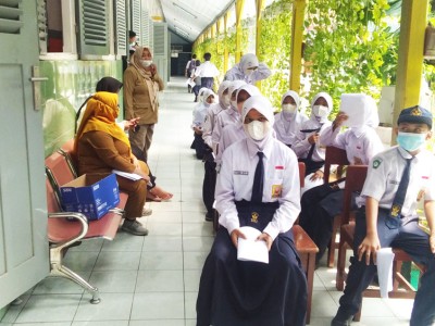 Mengantri vaksin
